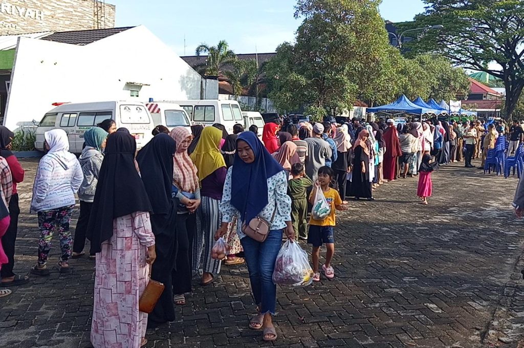 ratusan warga antusias antre demi swmbako murah.dok